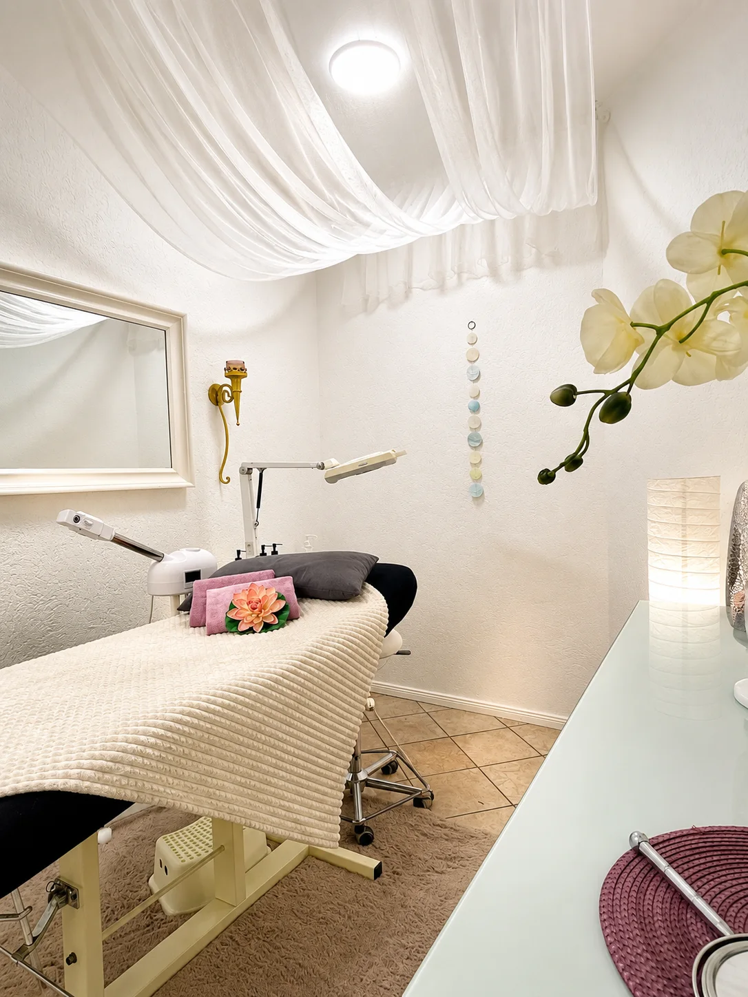 Vorbereitete Kosmetikliege mit Orchidee