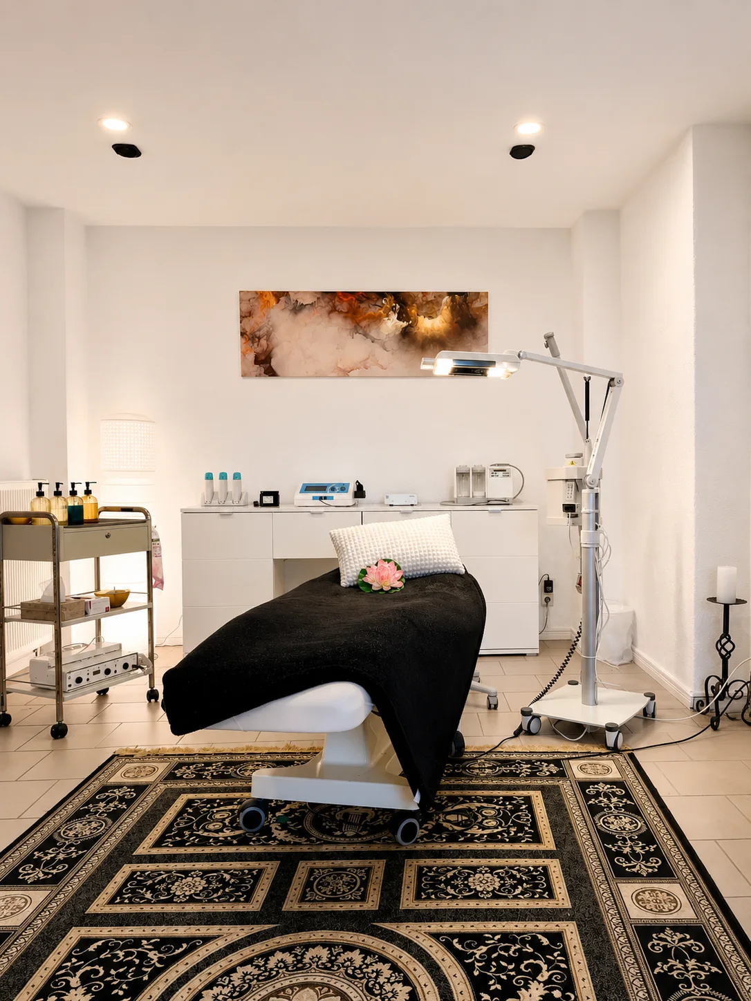 Vorbereiteter Behandlungsraum im Kosmetik Atelier